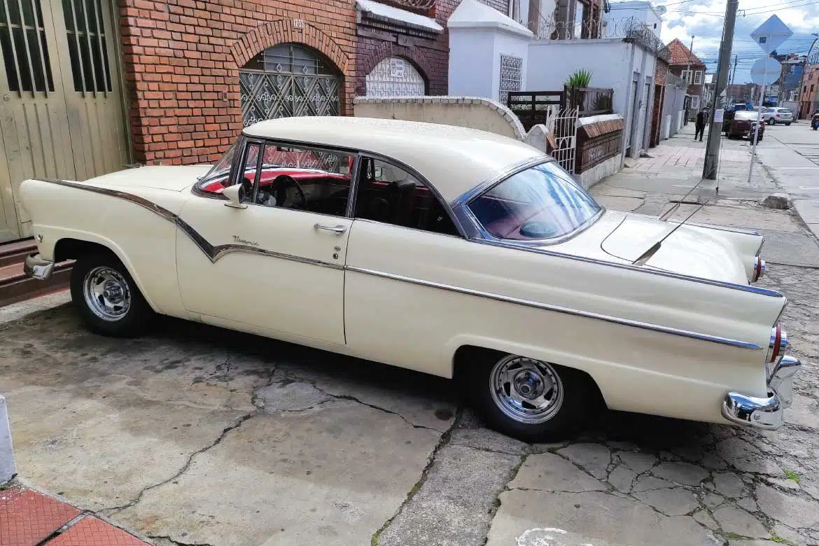 Restored Ford in Bogotá